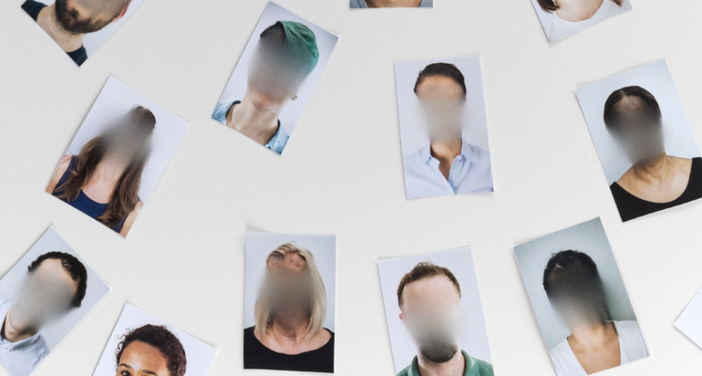 illustrasjonsbilde av venner med blurred ansikt