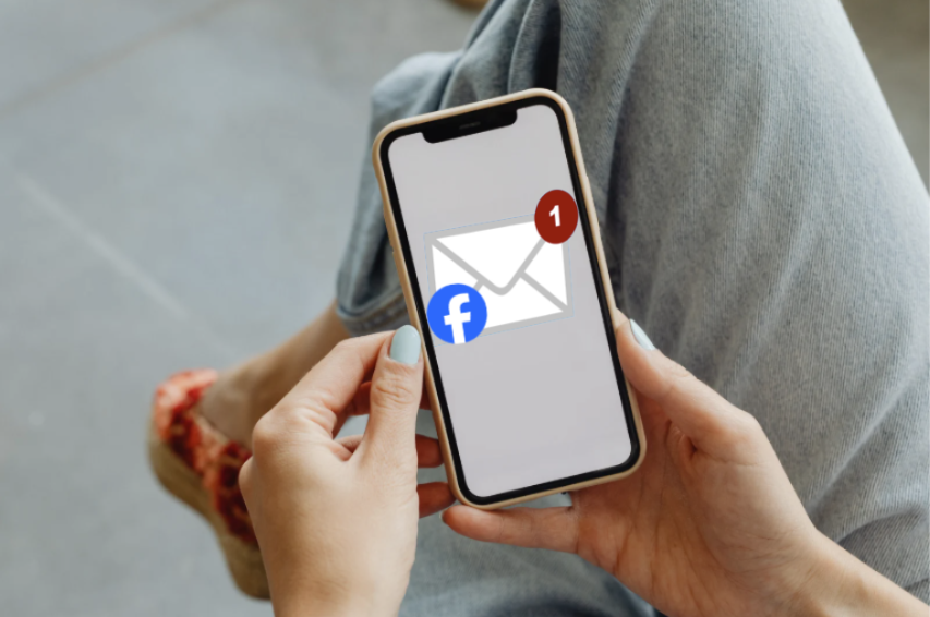 bilde som viser en mobil med e-post fra facebook